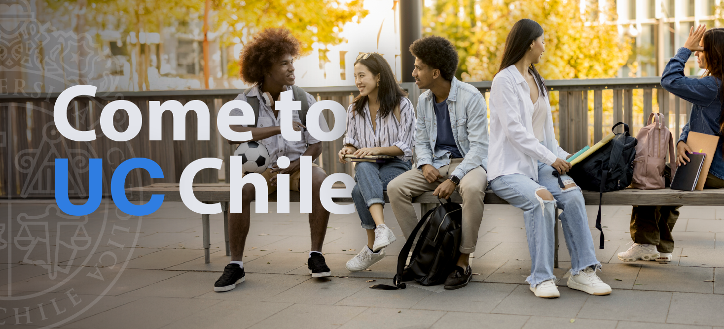 Estudiantes internacionales conversan en una banca del campus UC bajo el llamado "Come to UC Chile"