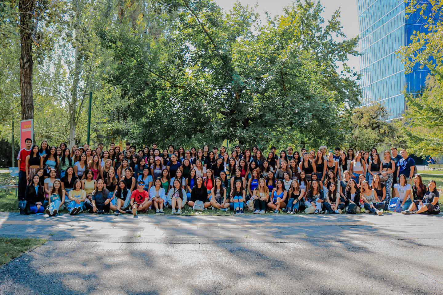 grupo de jóvenes posando en el parque durante un evento